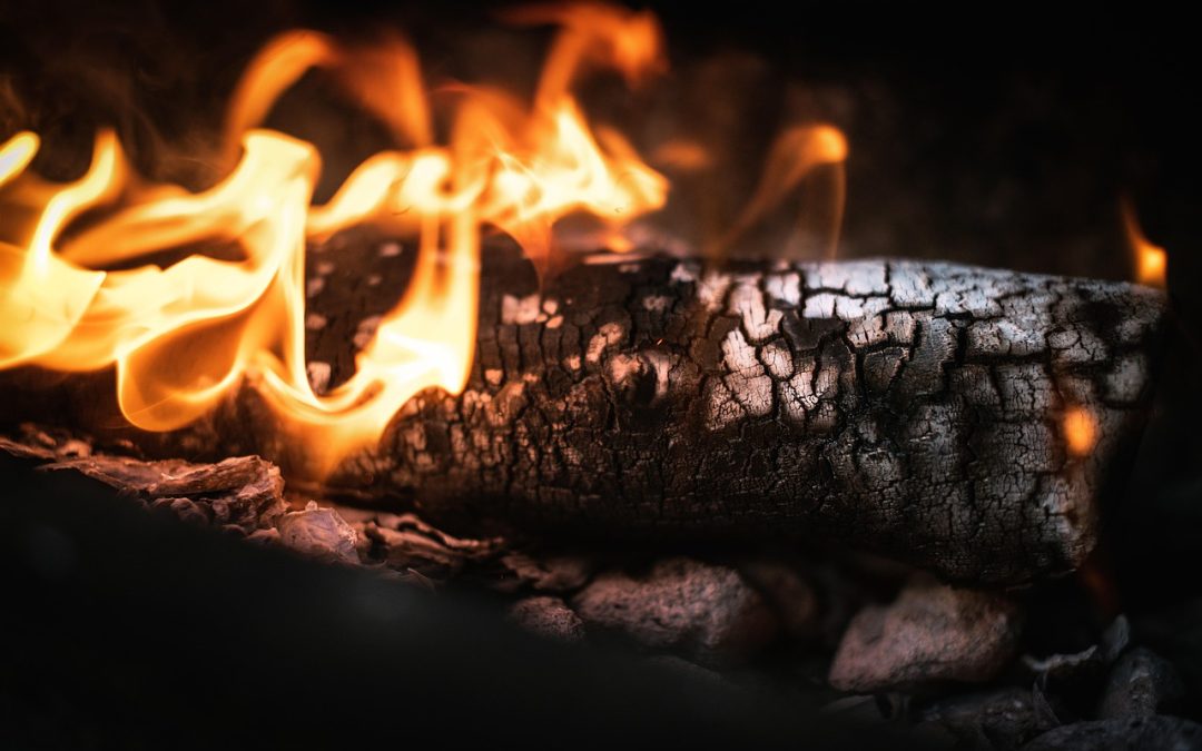 Dinas Damkar Pangkalpinang Bersihkan Tumpahan Oli di Area Wisata