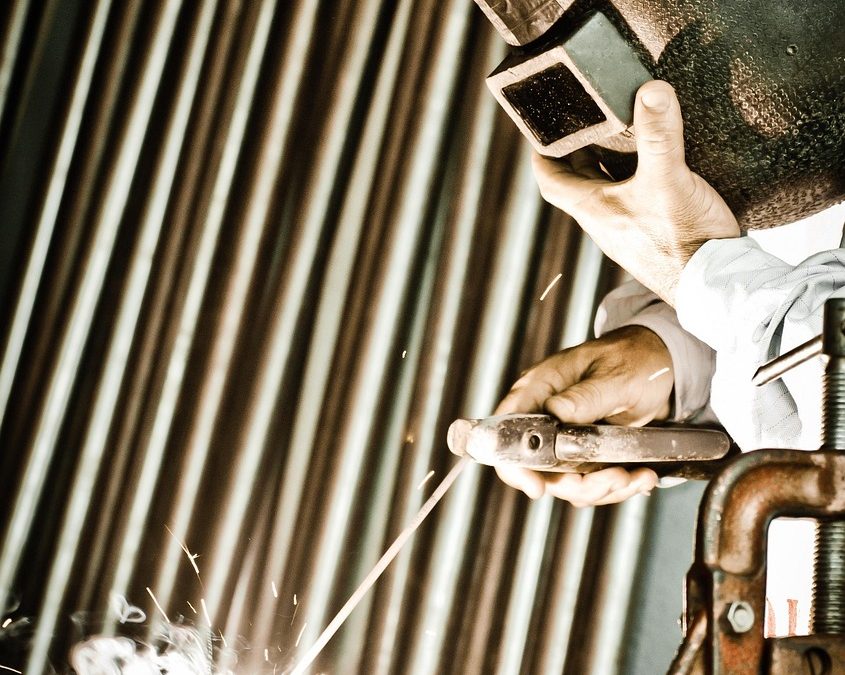 Dinas Damkar Pangkalpinang Tangani Pohon Tumbang di Sekolah