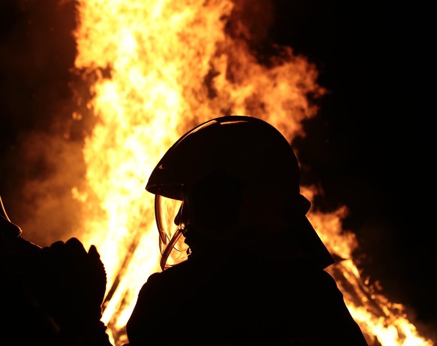 Dinas Damkar Pangkalpinang Padamkan Kebakaran di Kebun Warga